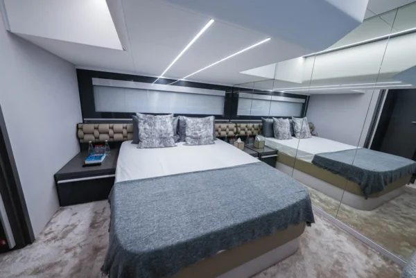 Pershing 52ft White Yacht Bedroom