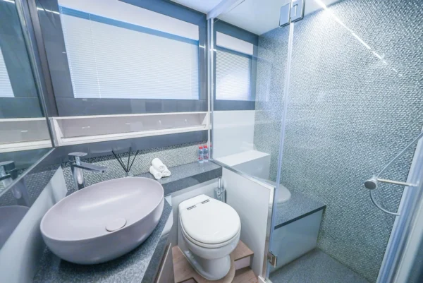 Pershing 52ft White Yacht Bathroom