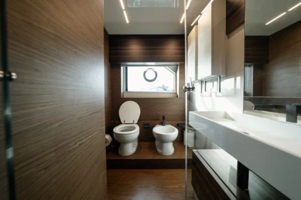 Ferretti 67ft Yacht MasterEnsuite