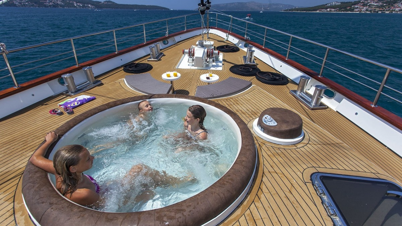 Relax at Yacht