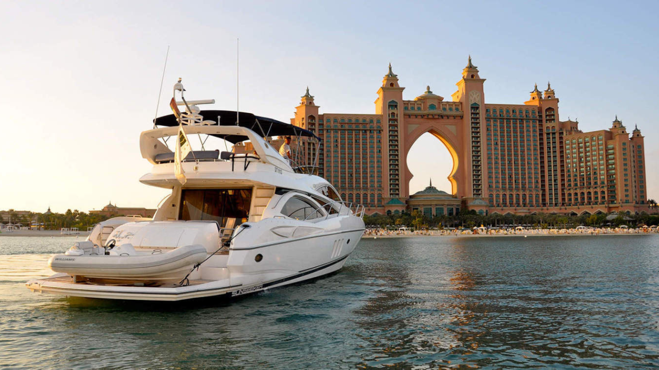 cruise around the coast of Dubai 
